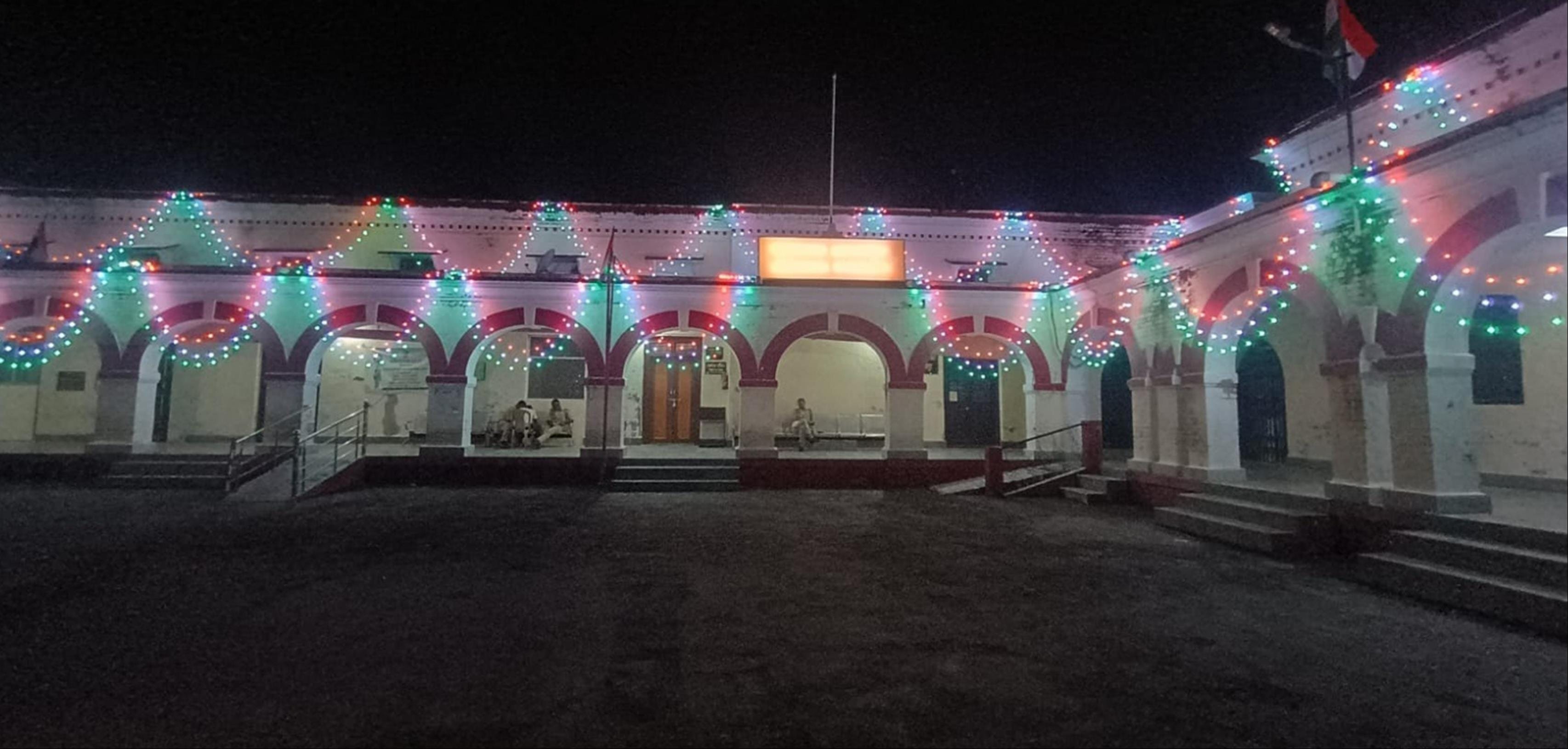 शहर के महुआबाग चौराहा पर तिरंगा झंडा व झालरों से सजा फव्वारा। संवाद शहर के महुआबाग चौराहा पर तिरंगा झंडा व झालरों से सजा फव्वारा। संवाद