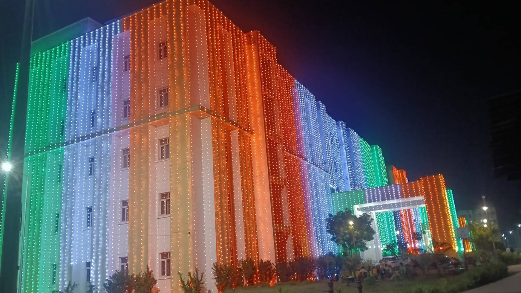 शहर के महुआबाग चौराहा पर तिरंगा झंडा व झालरों से सजा फव्वारा। संवाद शहर के महुआबाग चौराहा पर तिरंगा झंडा व झालरों से सजा फव्वारा। संवाद