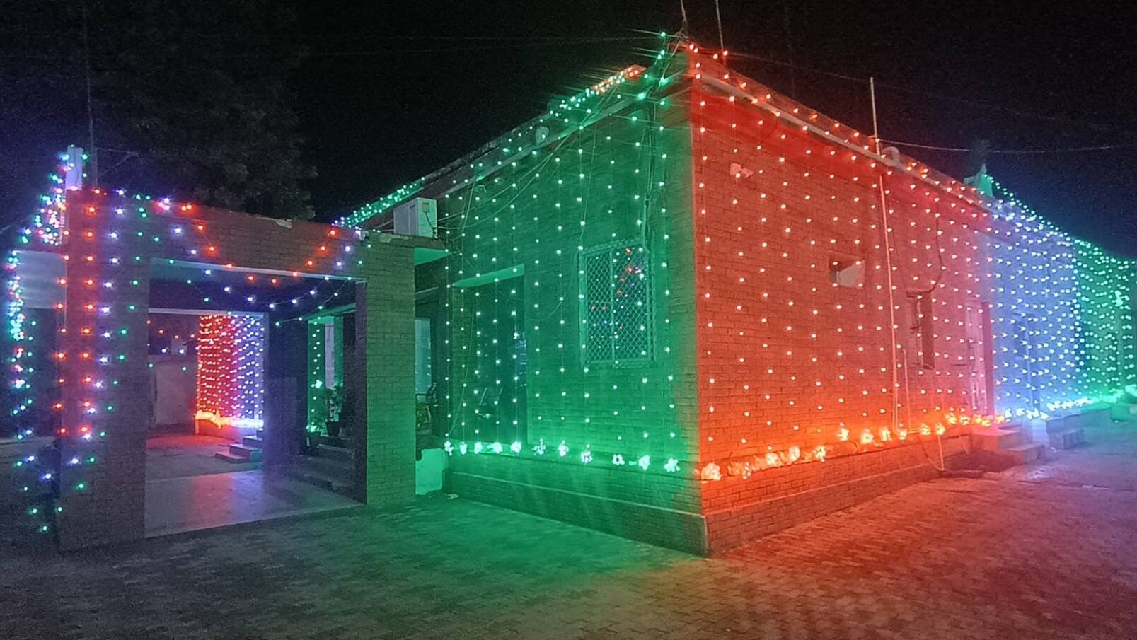 शहर के महुआबाग चौराहा पर तिरंगा झंडा व झालरों से सजा फव्वारा। संवाद शहर के महुआबाग चौराहा पर तिरंगा झंडा व झालरों से सजा फव्वारा। संवाद