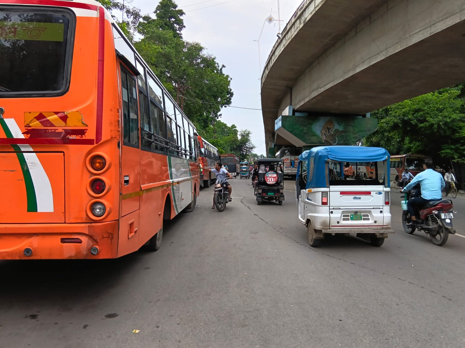 शहर के नौगवां चौराहे पर खड़े ई-रिक्शा। संवाद शहर के नौगवां चौराहे पर खड़े ई-रिक्शा। संवाद