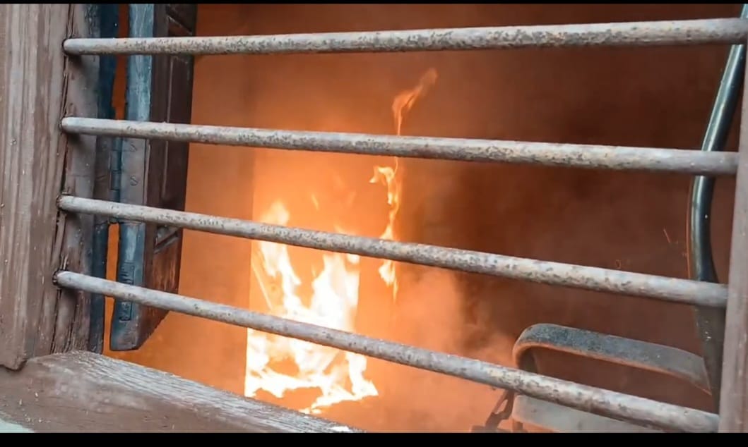 शामली के चौधरी चरण सिंह कॉलोनी में शोरूम में लगी आगको बुझाते दमकलकर्मी। स्रोत वीडियोग्रेब शामली के चौधरी चरण सिंह कॉलोनी में शोरूम में लगी आगको बुझाते दमकलकर्मी। स्रोत वीडियोग्रेब