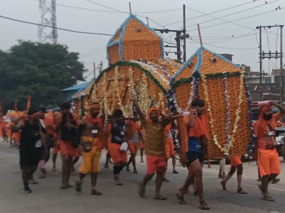 तिरंगा की बनी हुई पालकी ले जाते श्रद्धालु। संवाद तिरंगा की बनी हुई पालकी ले जाते श्रद्धालु। संवाद