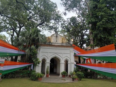 तिरंगा मोटरसाइकिल यात्रा को  हरी झंडी दिखाते जिला एवं सत्र न्यायाधीश रवींद्र कुमार। स्रोत विभाग