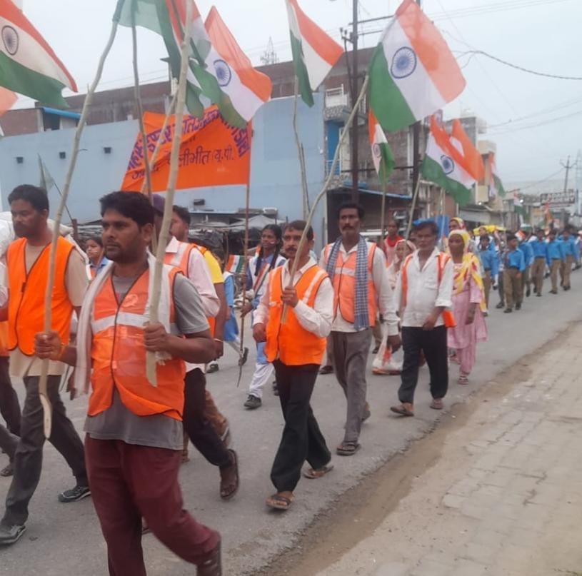 तिरंगा मोटरसाइकिल यात्रा को  हरी झंडी दिखाते जिला एवं सत्र न्यायाधीश रवींद्र कुमार। स्रोत विभाग