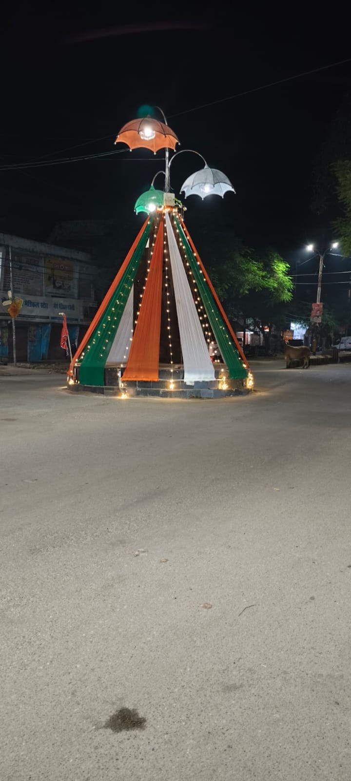 तिरंगा मोटरसाइकिल यात्रा को  हरी झंडी दिखाते जिला एवं सत्र न्यायाधीश रवींद्र कुमार। स्रोत विभाग