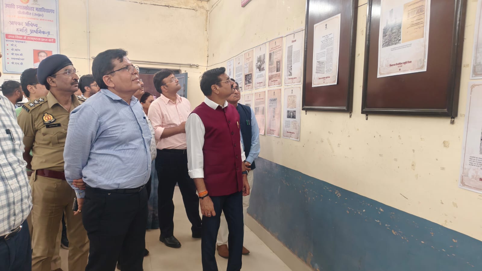 तिरंगा मोटरसाइकिल यात्रा को  हरी झंडी दिखाते जिला एवं सत्र न्यायाधीश रवींद्र कुमार। स्रोत विभाग