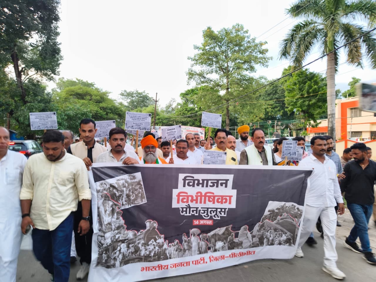 तिरंगा मोटरसाइकिल यात्रा को  हरी झंडी दिखाते जिला एवं सत्र न्यायाधीश रवींद्र कुमार। स्रोत विभाग