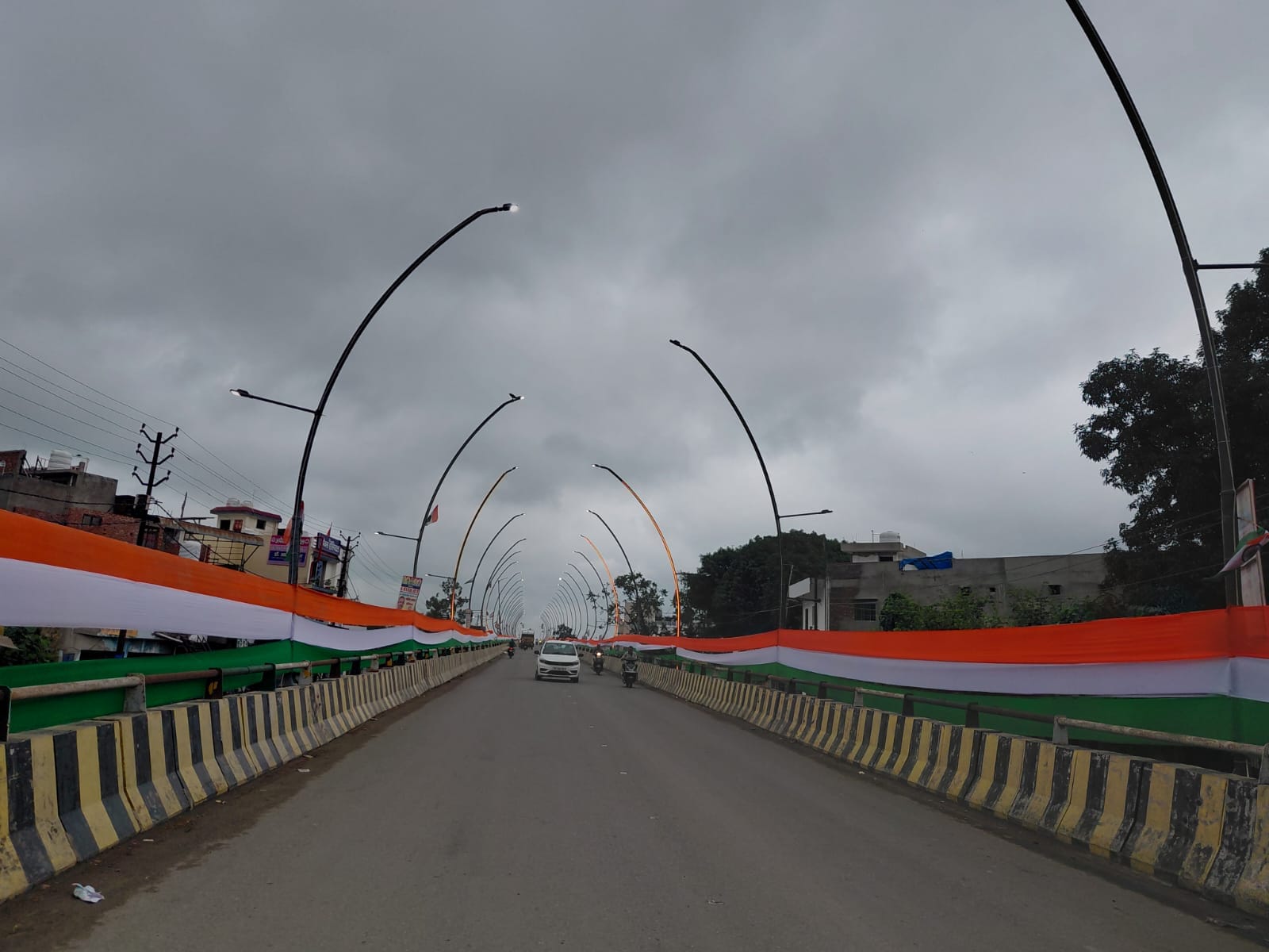 तिरंगा मोटरसाइकिल यात्रा को  हरी झंडी दिखाते जिला एवं सत्र न्यायाधीश रवींद्र कुमार। स्रोत विभाग