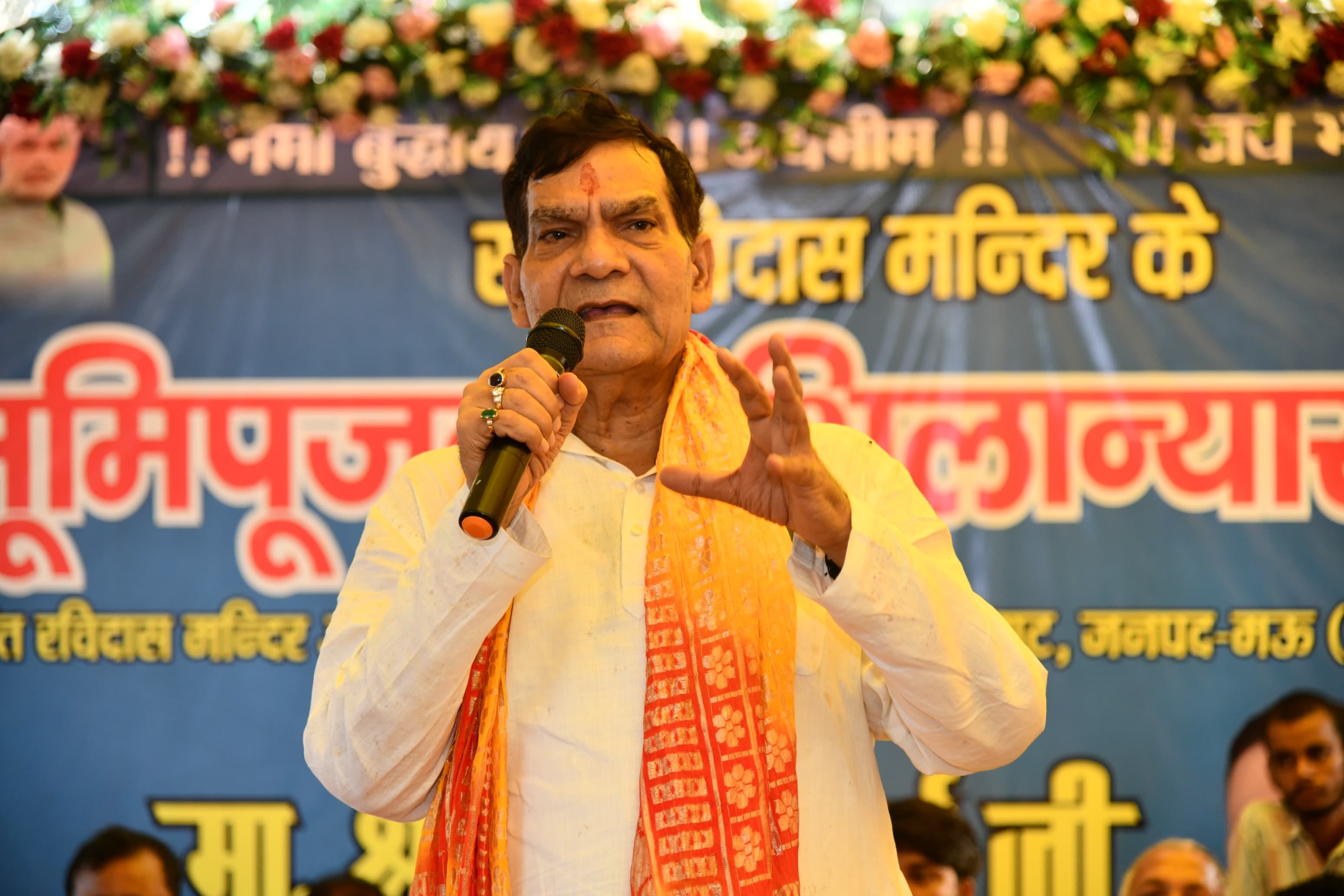 दोहरीघाट में आयोजित कार्यक्रम में संत रविदास की प्रतिमा पर माला चढ़ाते केबिनेट मंत्री एके शर्मा दोहरीघाट में आयोजित कार्यक्रम में संत रविदास की प्रतिमा पर माला चढ़ाते केबिनेट मंत्री एके शर्मा
