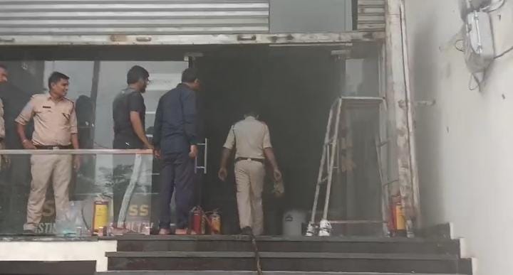 दुकान पर शॉर्ट सर्किट से लगी आग