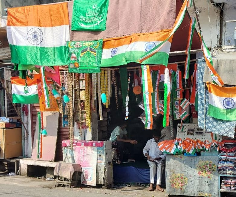 दुकान पर तिरंगा देखते ग्राहक। संवाद