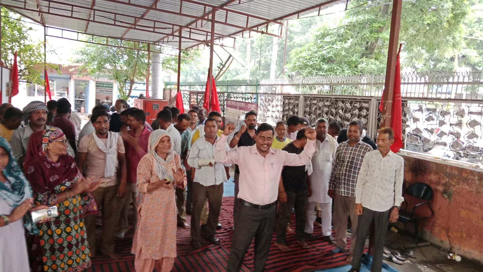 दमकल केंद्र के बाहर नारेबाजी करते कर्मचारी। संवाद दमकल केंद्र के बाहर नारेबाजी करते कर्मचारी। संवाद