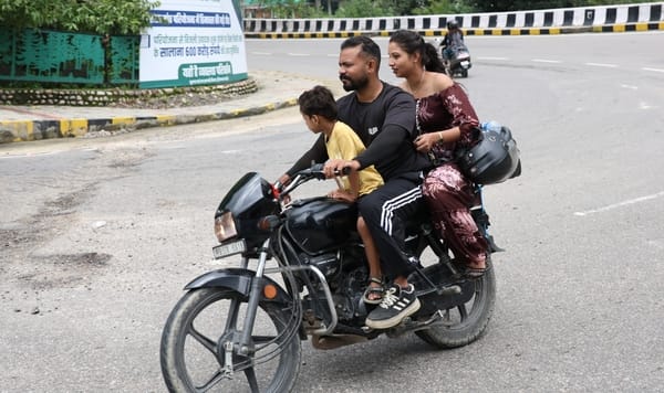 बिना हेलमेट ट्रिपल राइडिंग करते बाइक सवार। -अमर उजाला