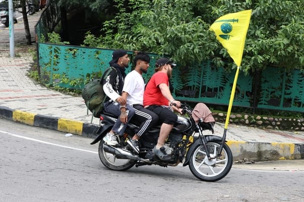 बिना हेलमेट ट्रिपल राइडिंग करते बाइक सवार। -अमर उजाला
