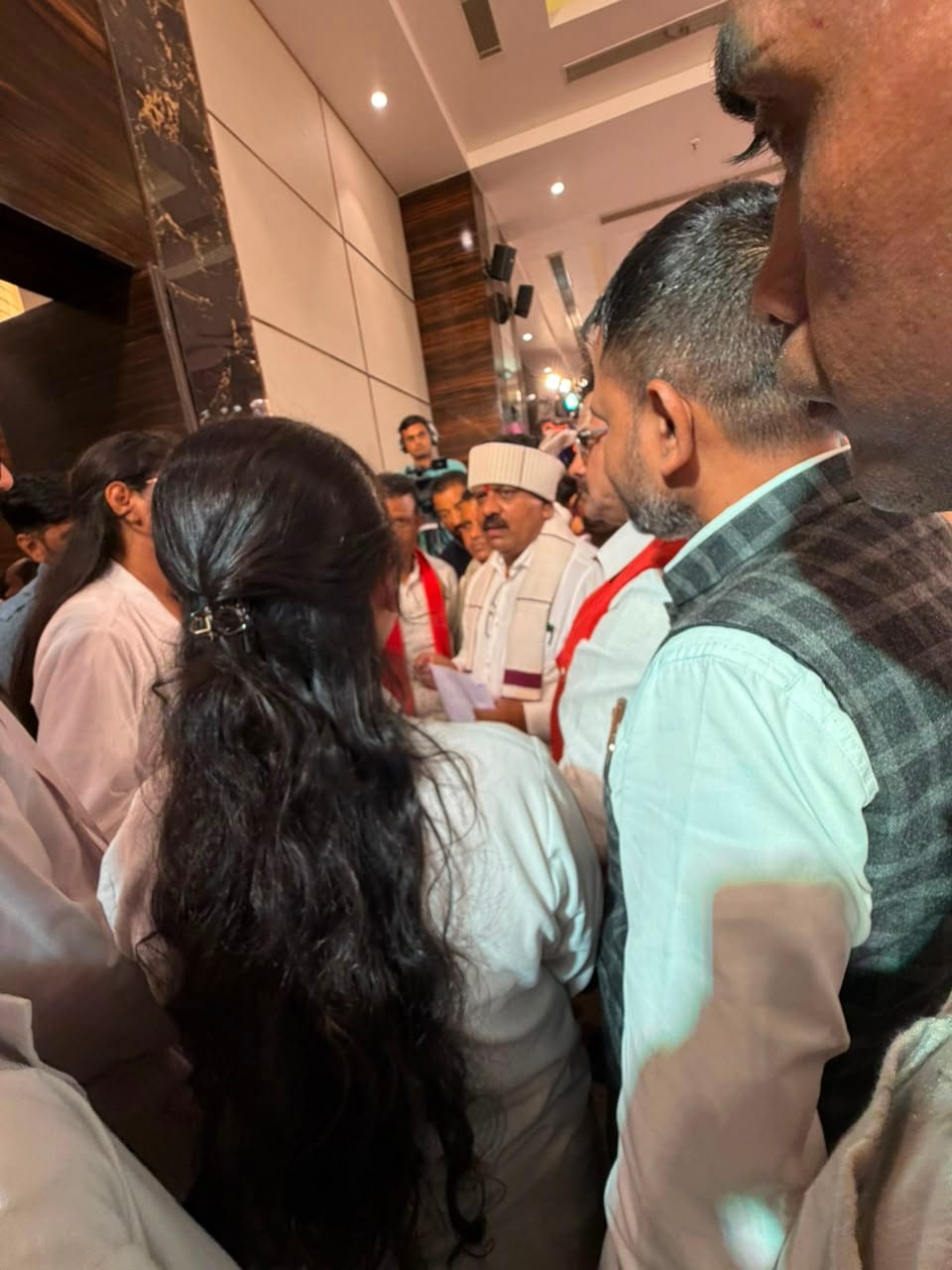 डिप्टी सीएम से चर्चा करते इंटर्न चिकित्सक डिप्टी सीएम से चर्चा करते इंटर्न चिकित्सक