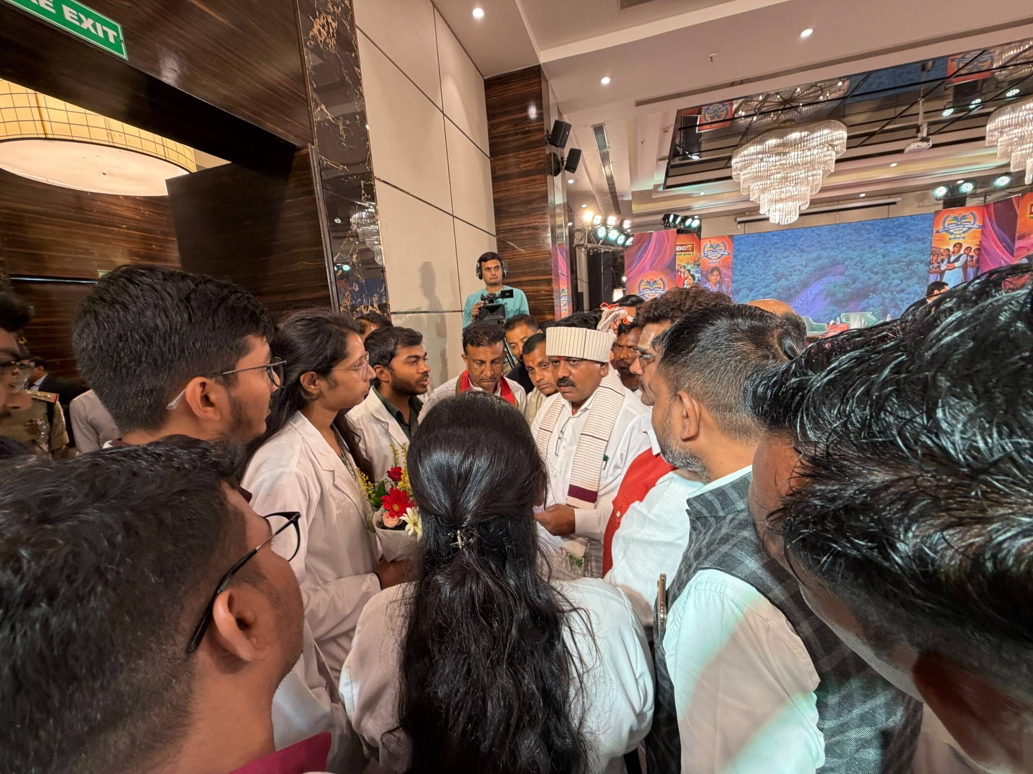 डिप्टी सीएम से चर्चा करते इंटर्न चिकित्सक डिप्टी सीएम से चर्चा करते इंटर्न चिकित्सक