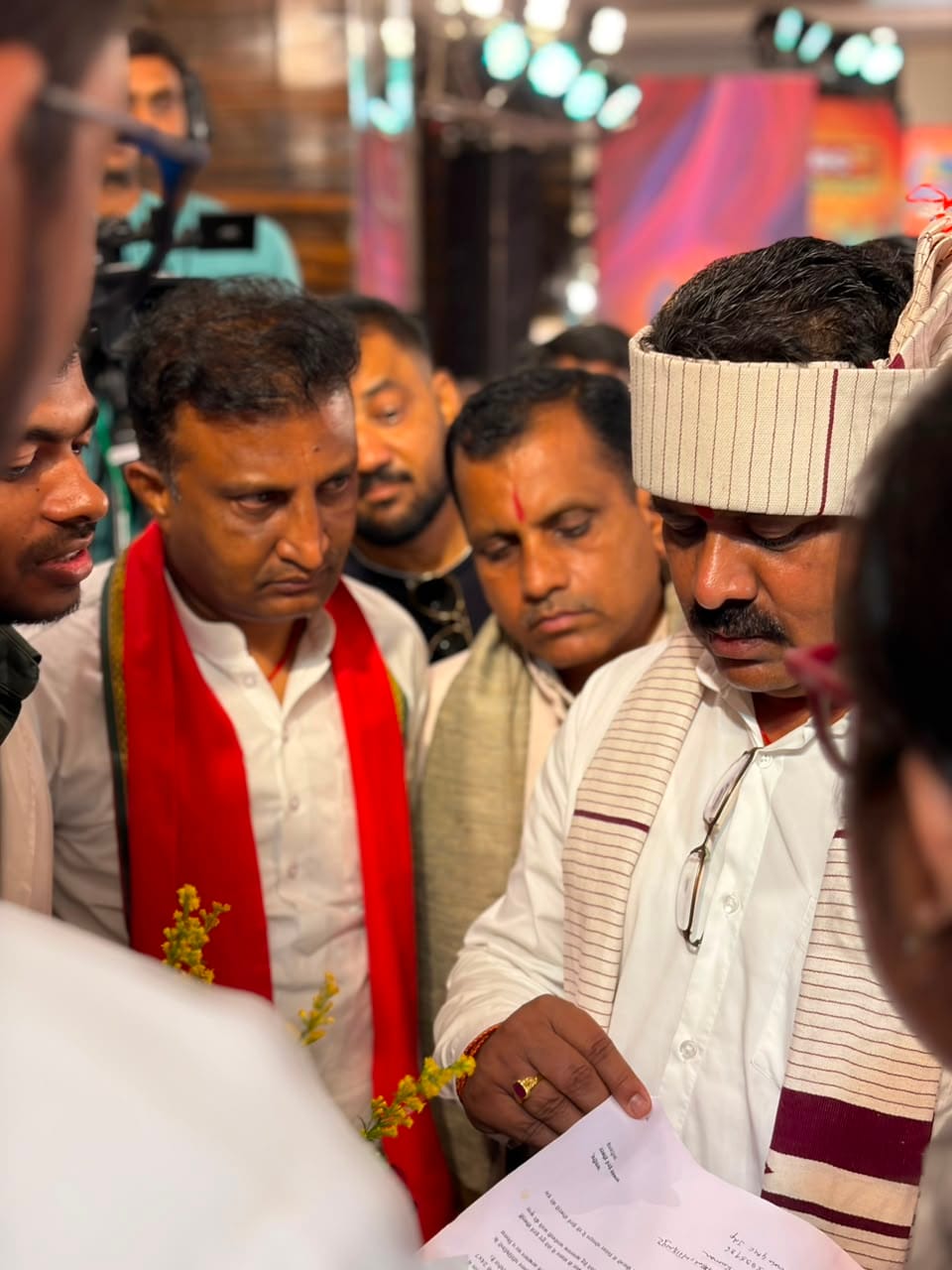 डिप्टी सीएम से चर्चा करते इंटर्न चिकित्सक डिप्टी सीएम से चर्चा करते इंटर्न चिकित्सक