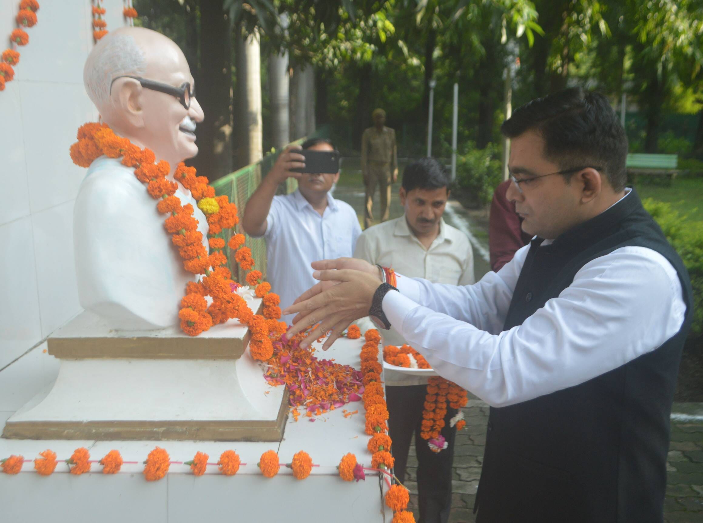 फोटो-11- एसओजी प्रभारी राजेश कुमार को सम्मानित करते एसपी एके मीणा व एएसपी एमपी सिंह। स्रोत : पु फोटो-11- एसओजी प्रभारी राजेश कुमार को सम्मानित करते एसपी एके मीणा व एएसपी एमपी सिंह। स्रोत : पु