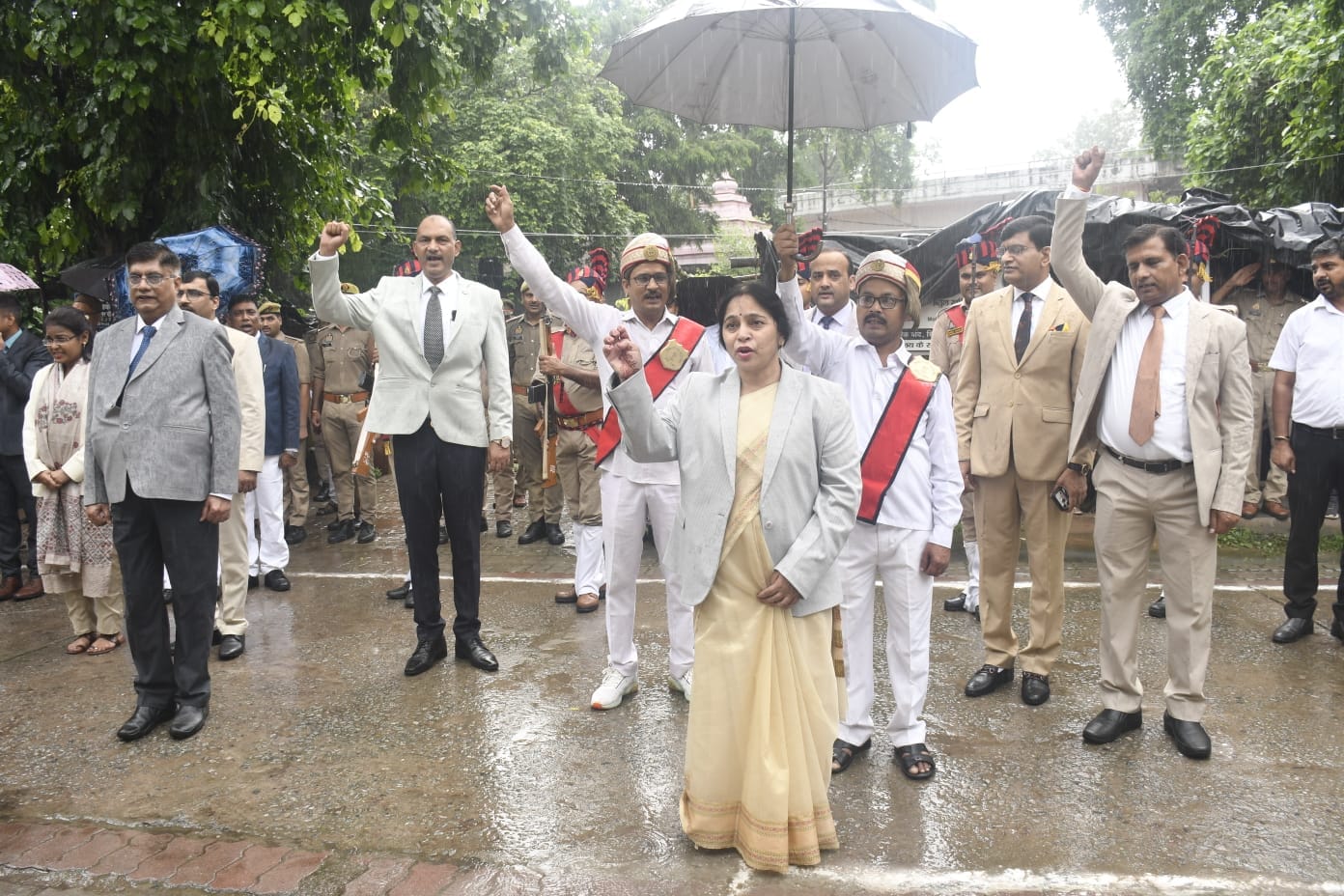 फोटो-12-स्वतंत्रता संग्राम सेनानी को सम्मानित करते राज्यमंत्री और डीएम। स्रोत: प्रशासन