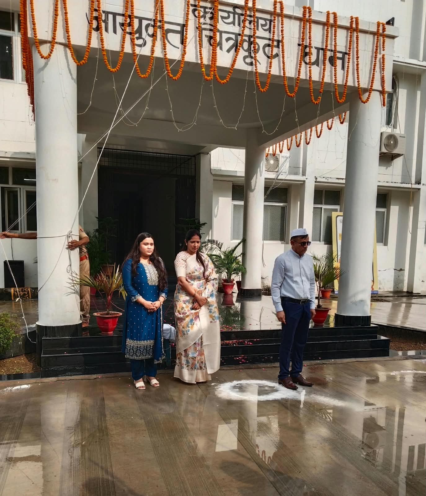 फोटो-12-स्वतंत्रता संग्राम सेनानी को सम्मानित करते राज्यमंत्री और डीएम। स्रोत: प्रशासन