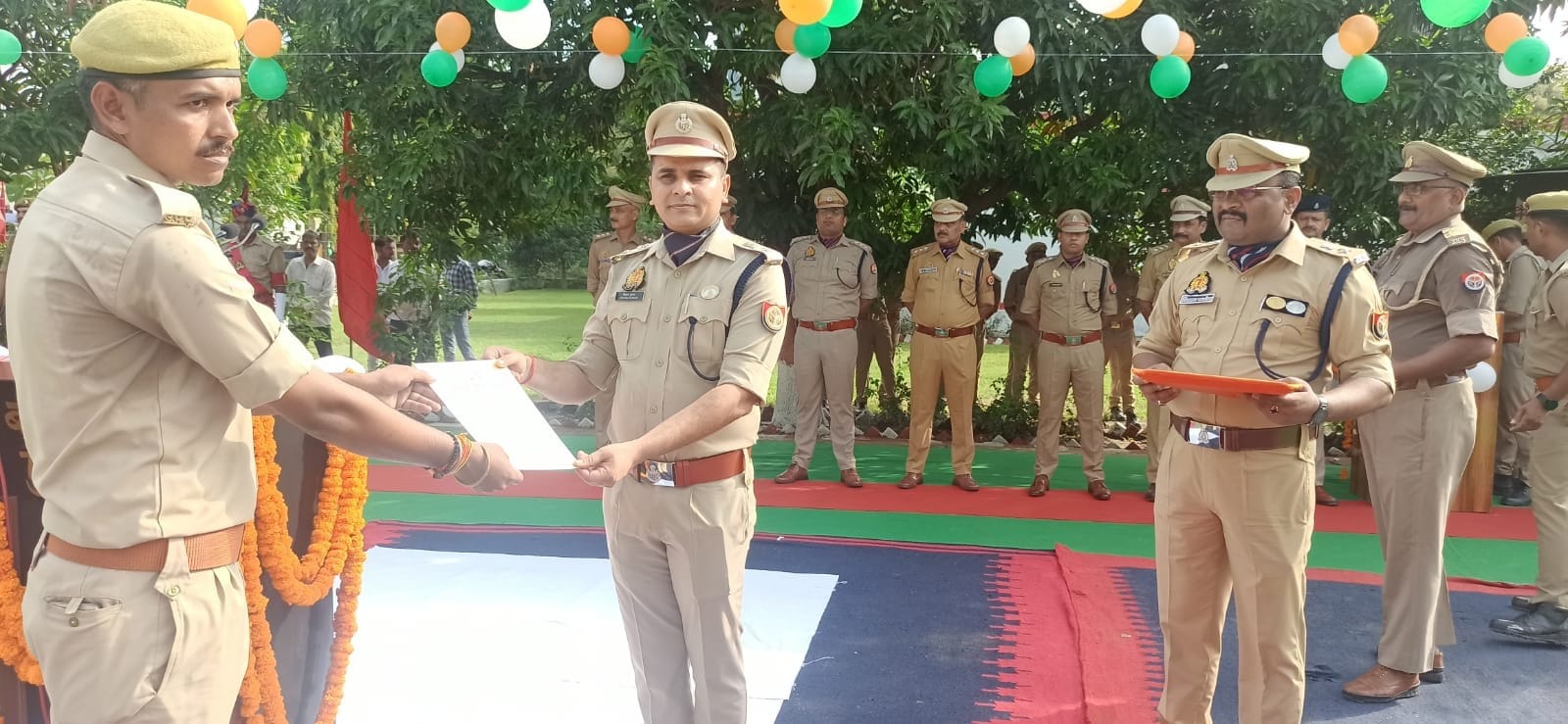 फोटो-13-बलरामपुर के कलेक्ट्रेट में तिरंगे को सलामी देते डीएम विपिन कुमार जैन ।-स्रोत : विभाग फोटो-13-बलरामपुर के कलेक्ट्रेट में तिरंगे को सलामी देते डीएम विपिन कुमार जैन ।-स्रोत : विभाग