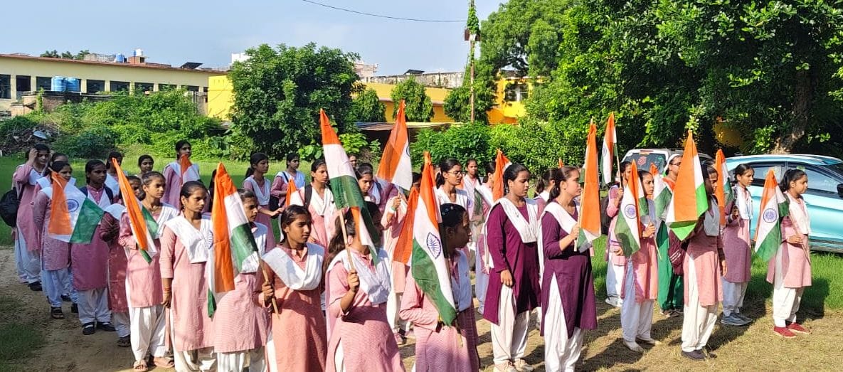 फोटो 18: सराय मारूफपुर प्राथमिक विद्यालय में बच्चों को उपहार देतीं ज्वाइंट मजिस्ट्रेट नारायणी भ