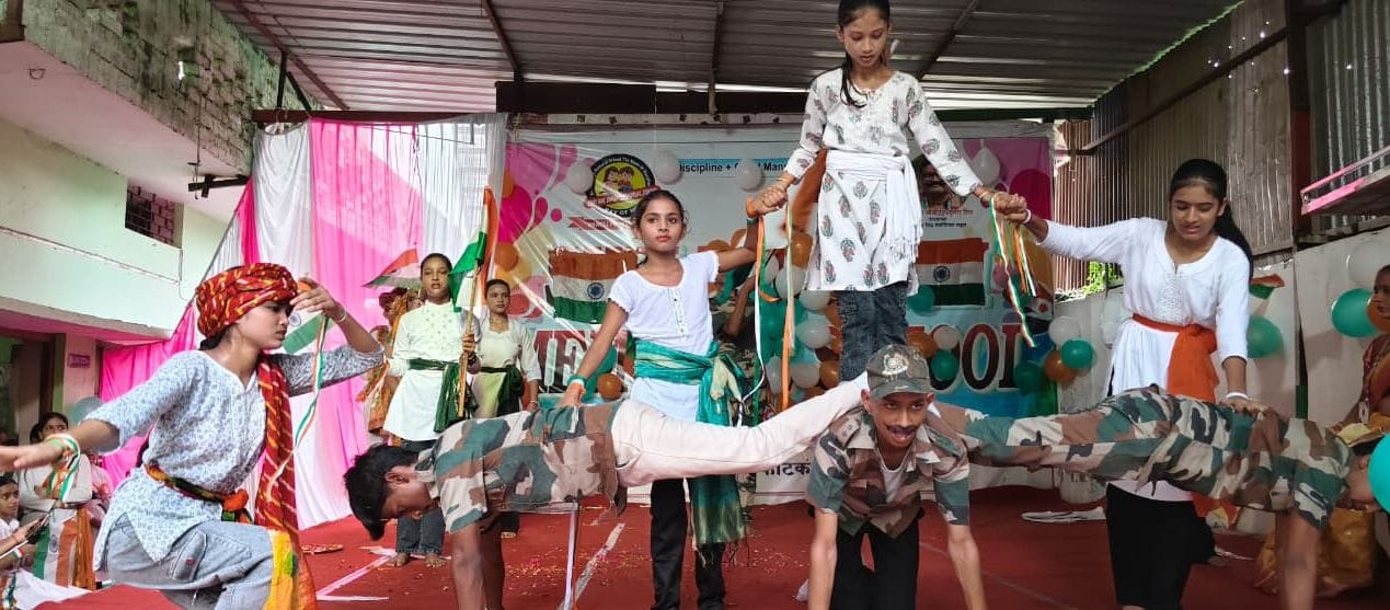 फोटो 18: सराय मारूफपुर प्राथमिक विद्यालय में बच्चों को उपहार देतीं ज्वाइंट मजिस्ट्रेट नारायणी भ