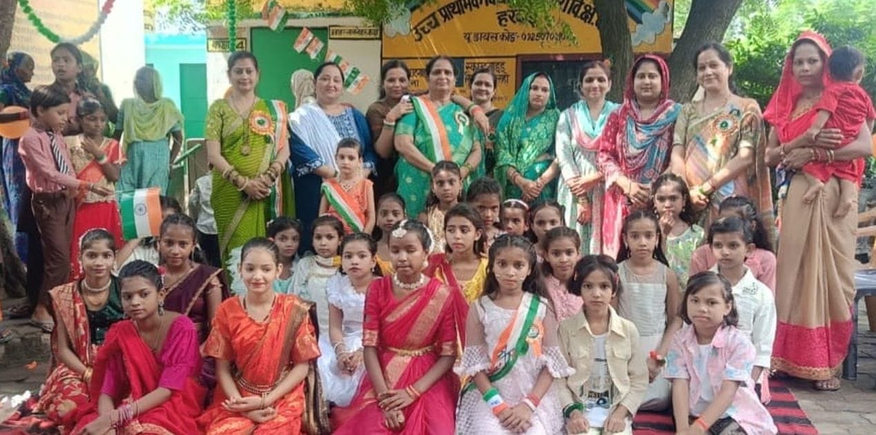फोटो 18: सराय मारूफपुर प्राथमिक विद्यालय में बच्चों को उपहार देतीं ज्वाइंट मजिस्ट्रेट नारायणी भ