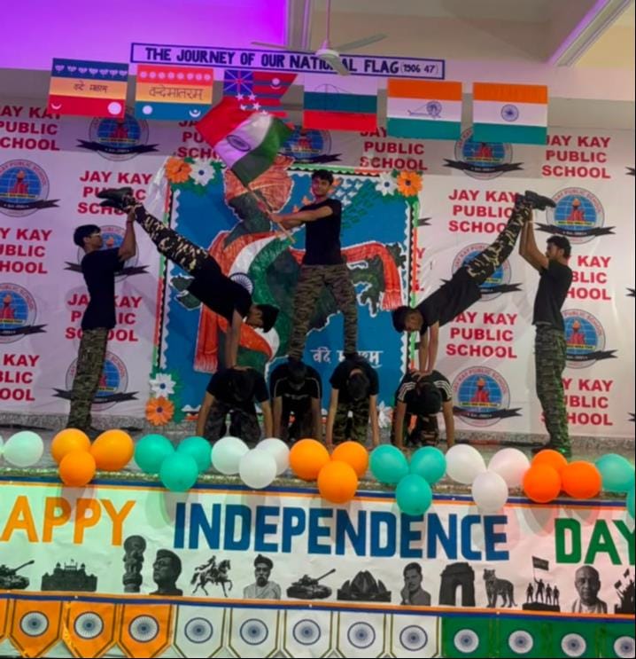 फोटो 18: सराय मारूफपुर प्राथमिक विद्यालय में बच्चों को उपहार देतीं ज्वाइंट मजिस्ट्रेट नारायणी भ