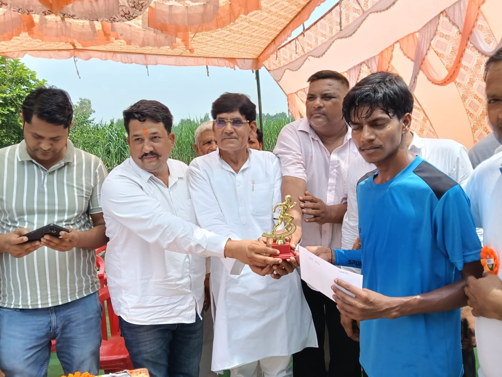 गाव पसवाड़ा स्वतंत्रता दिवस पर दौड़ प्रतियोगिता का फीता काटकर शुभारम्भ करते समाजसेवी यतेन्द्र शर्