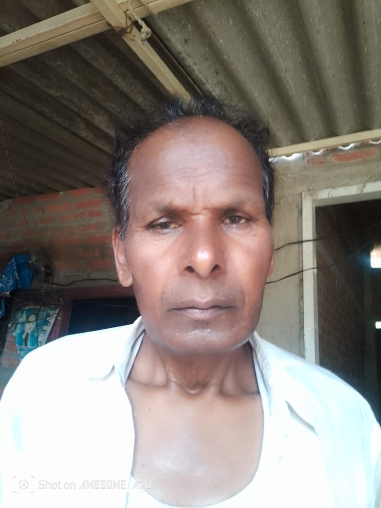 घर पर तैनात पुलिसफोर्स व ग्रामीण। संवाद घर पर तैनात पुलिसफोर्स व ग्रामीण। संवाद