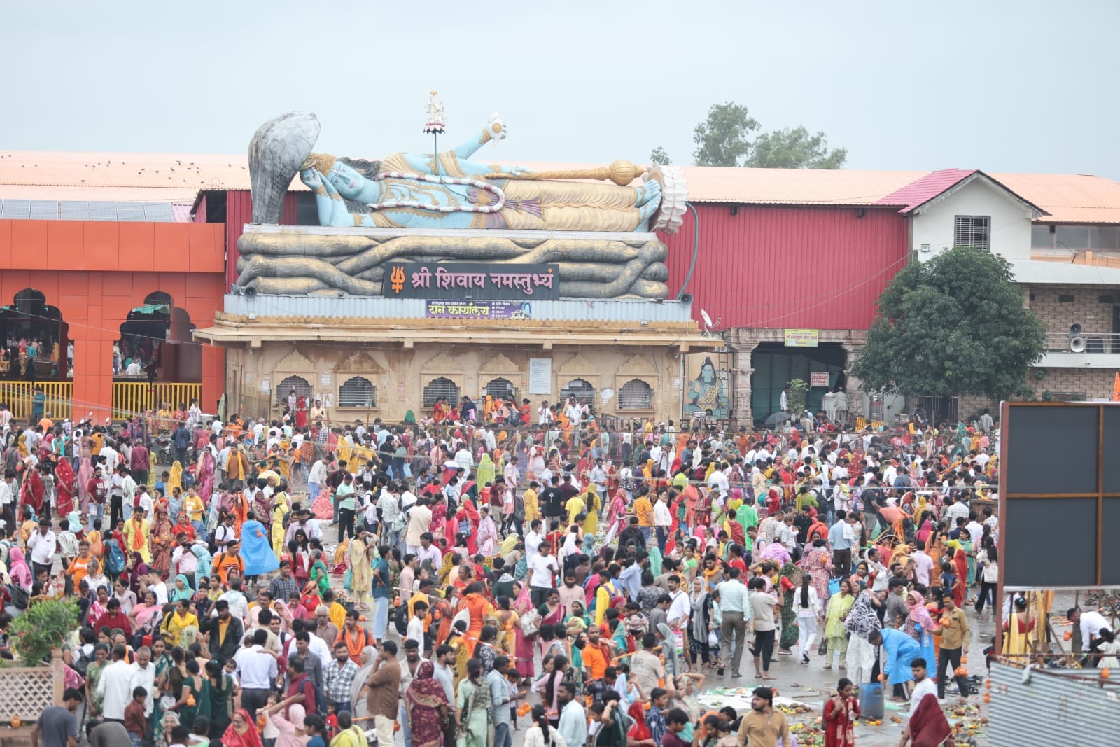 कुबेरेश्वरधाम में बढ़ी श्रद्धालुओं की भीड़ कुबेरेश्वरधाम में बढ़ी श्रद्धालुओं की भीड़