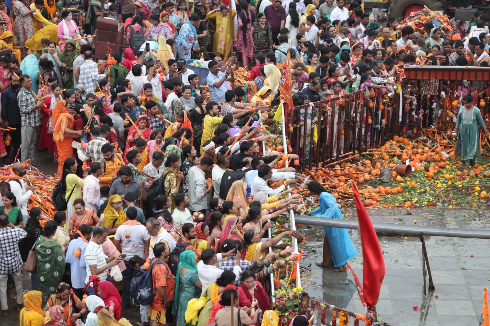 कुबेरेश्वरधाम में बढ़ी श्रद्धालुओं की भीड़ कुबेरेश्वरधाम में बढ़ी श्रद्धालुओं की भीड़