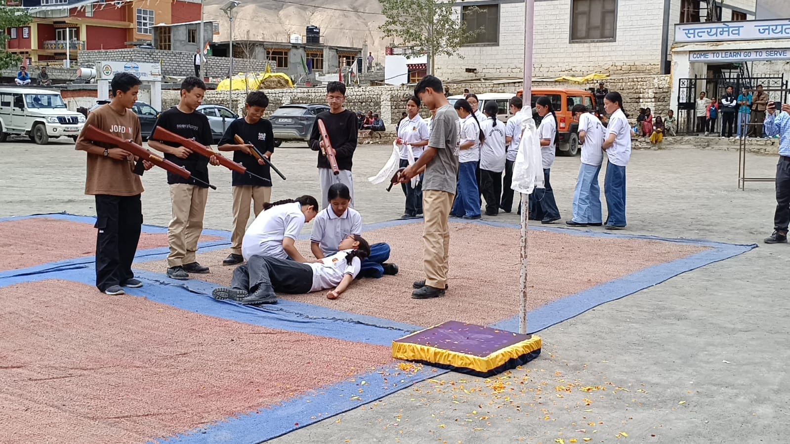 काजा में आयोजित स्वतंत्रता दिवस समारोह प्रस्तुति देते छात्र और महिलाएं। संवाद काजा में आयोजित स्वतंत्रता दिवस समारोह प्रस्तुति देते छात्र और महिलाएं। संवाद
