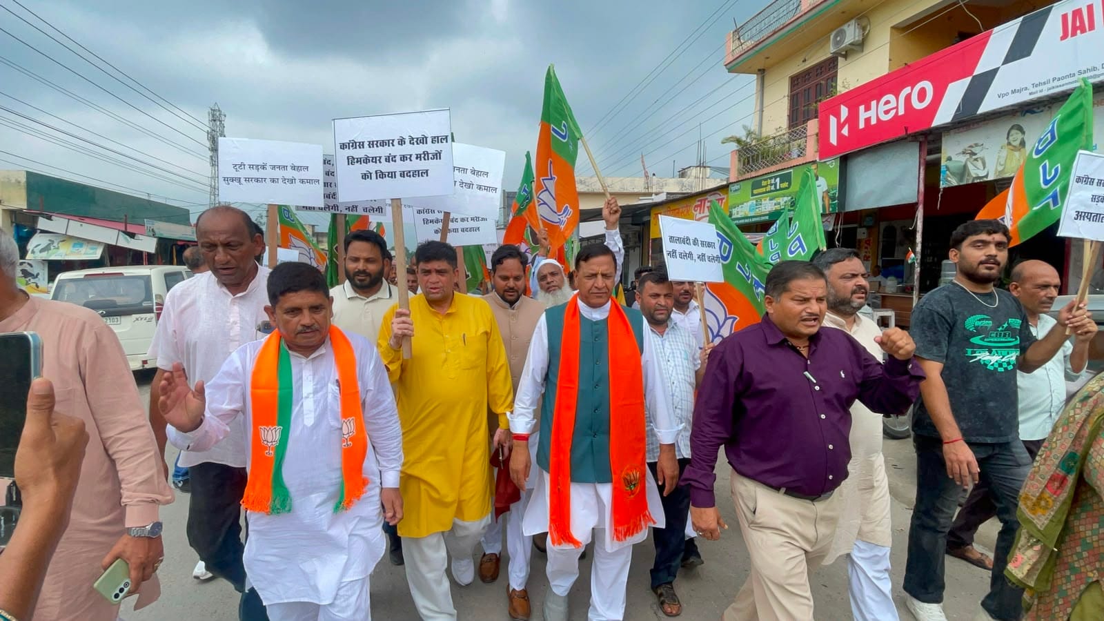 माजरा में बैठक के बाद पूर्व प्रधानमंत्री अटल बिहारी वाजपेयी को श्रद्धासुमन अर्पित करते भाजपा के माजरा में बैठक के बाद पूर्व प्रधानमंत्री अटल बिहारी वाजपेयी को श्रद्धासुमन अर्पित करते भाजपा के