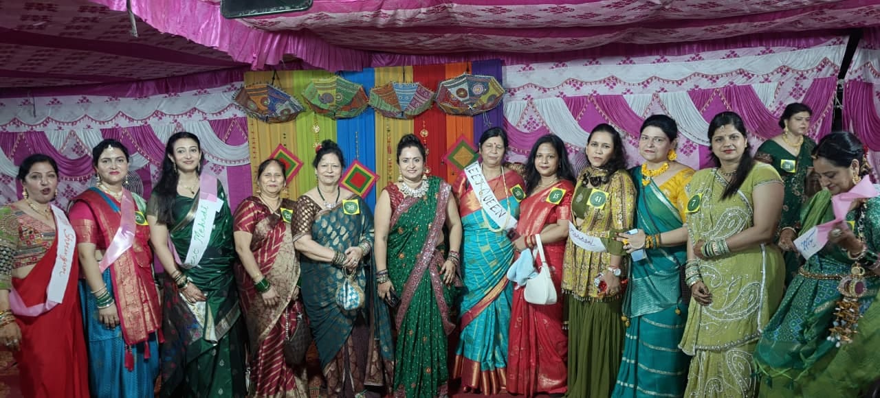 नोएडा। सेक्टर 35 में तीज मनाती महिलाएं। नोएडा। सेक्टर 35 में तीज मनाती महिलाएं।