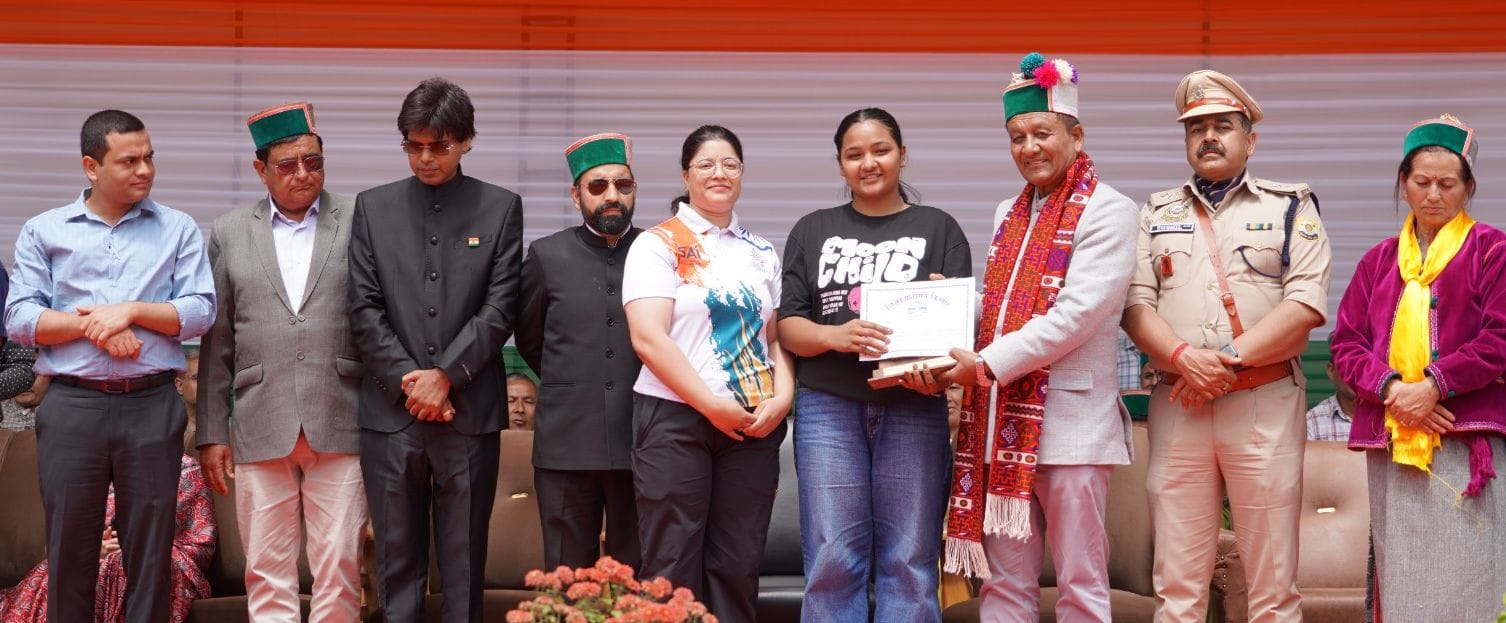 रिकांगपिओ में जिलास्तरीय स्वतंत्रता दिवस पर परेड का निरीक्षण करते मंत्री जगत सिंह नेगी। स्रोत :