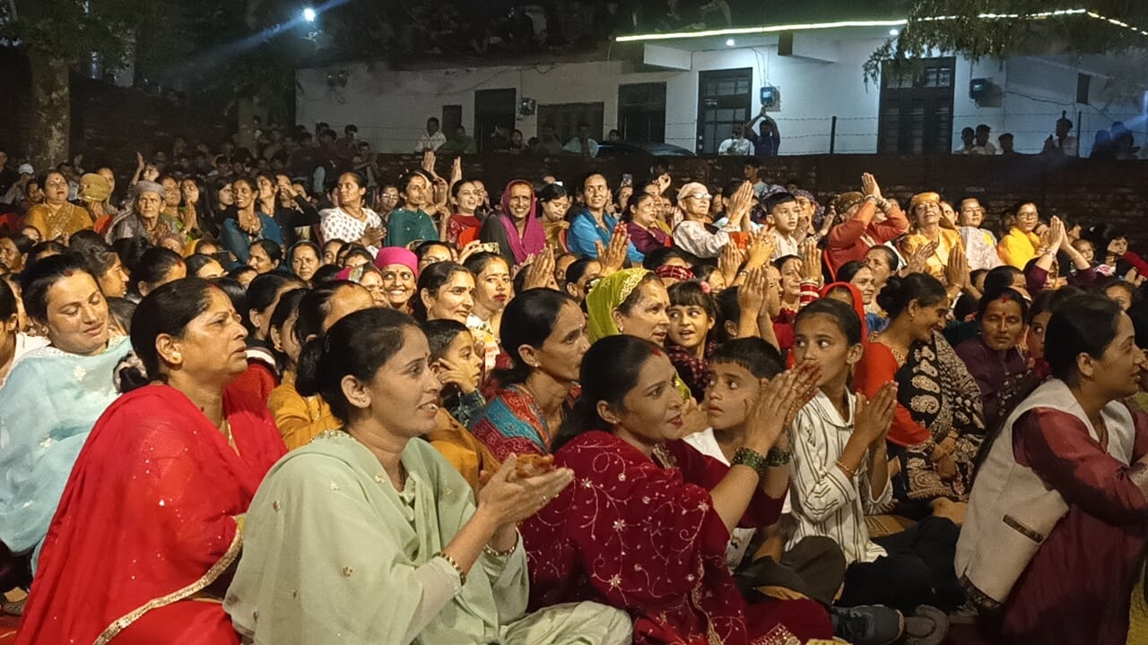 संगड़ाह में हरियाली मेले की सांस्कृतिक संध्या में प्रस्तुति देते कलाकार सुरेश शर्मा। संवाद