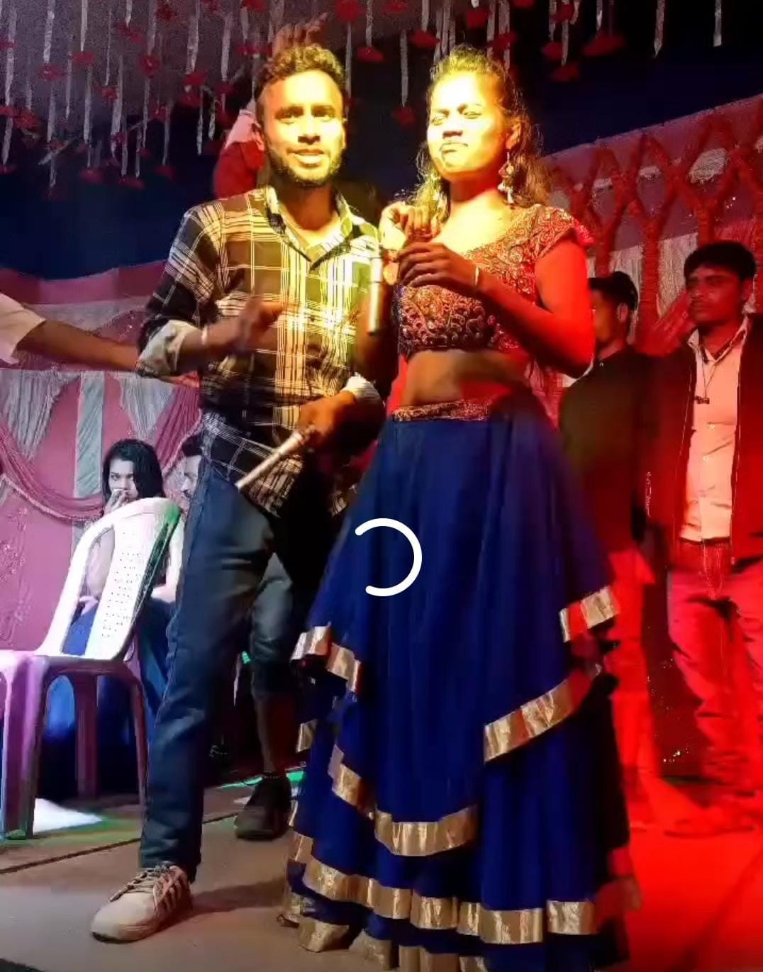 सांस्कृतिक कार्यक्रम में देशी कट्टा का प्रदर्शन करते हुए युवक व नर्तकी फोटो: Amar Ujala