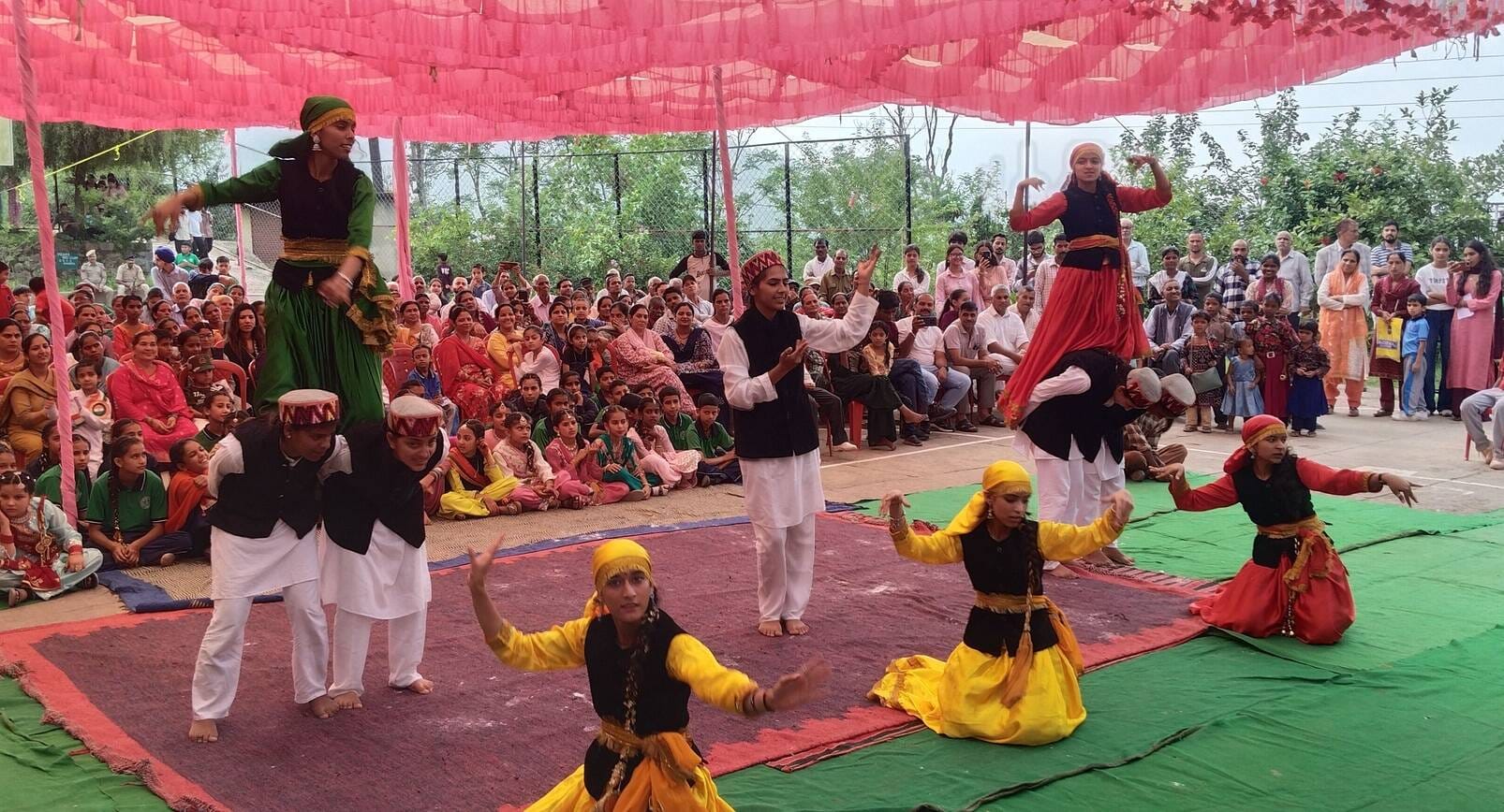 स्वतंत्रता दिवस के अवसर पर सोलन शहर के ठोडो मैदान में आयोजित जिला स्तरीय कार्यक्रम के दौरान सां
