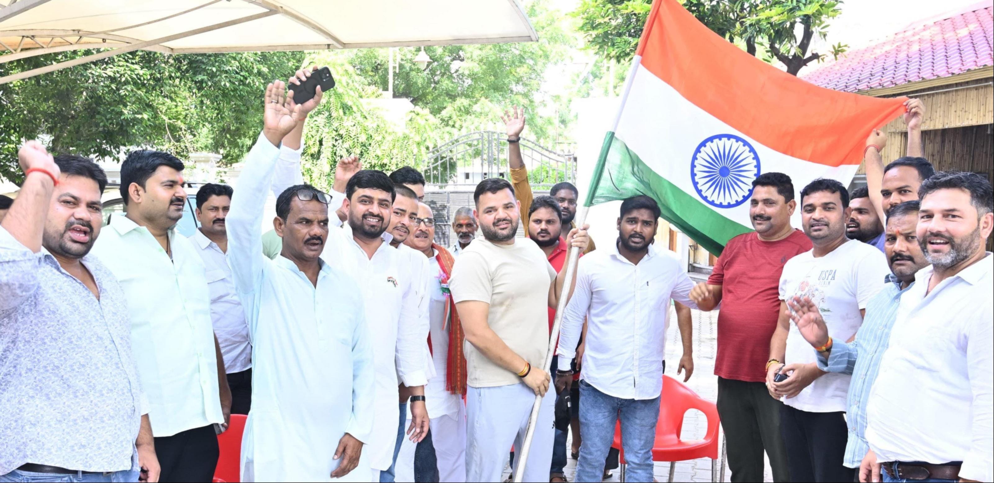 स्वतंत्रता दिवस पर ध्वजारोहण के बाद विभिन्न कार्यक्रम हुए। तिरंगा यात्रा भी निकाली गई और स्वा स्वतंत्रता दिवस पर ध्वजारोहण के बाद विभिन्न कार्यक्रम हुए। तिरंगा यात्रा भी निकाली गई और स्वा