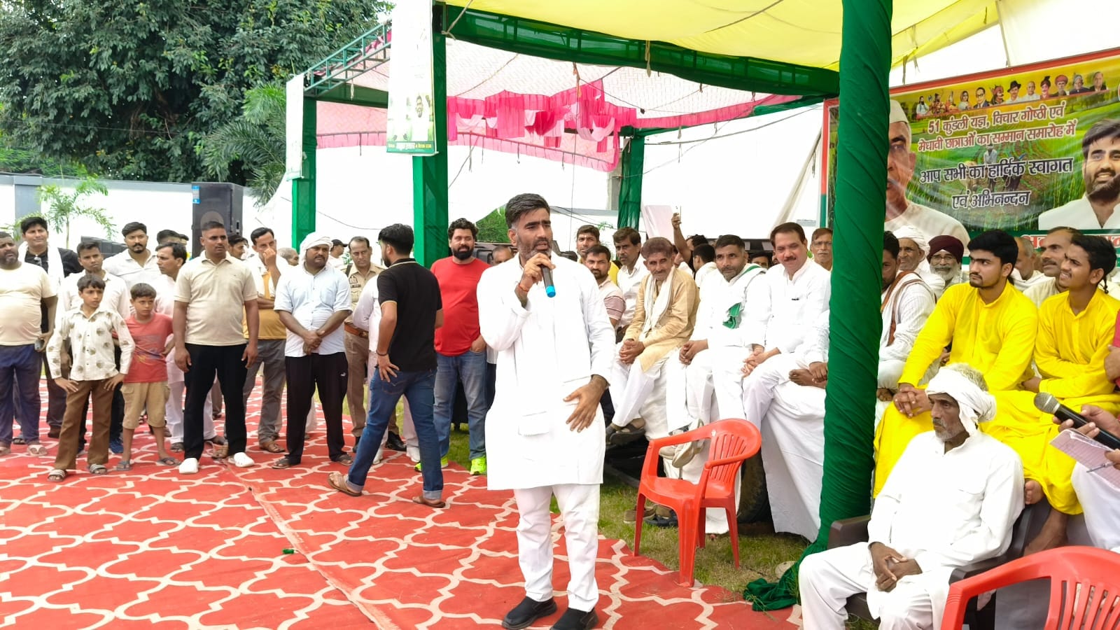 दौराला। देव मंडपम के पास रविवार को पूर्व प्रधानमंत्री चौधरी चरण सिंह की स्मृति में 51 कुंडीय य दौराला। देव मंडपम के पास रविवार को पूर्व प्रधानमंत्री चौधरी चरण सिंह की स्मृति में 51 कुंडीय य