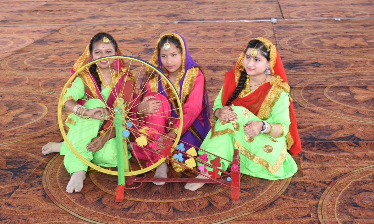 16जेएनडी07: स्वतंत्रता दिवस समारोह में मार्च पास्ट करते हुए मुख्यातिथि सांसद संजय भाटिया। संवा