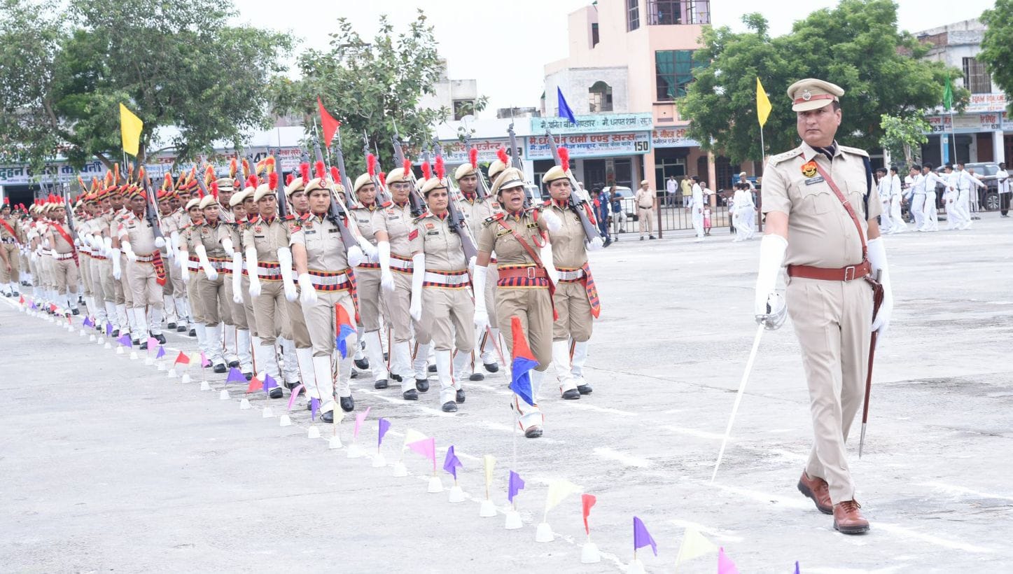 16जेएनडी07: स्वतंत्रता दिवस समारोह में मार्च पास्ट करते हुए मुख्यातिथि सांसद संजय भाटिया। संवा