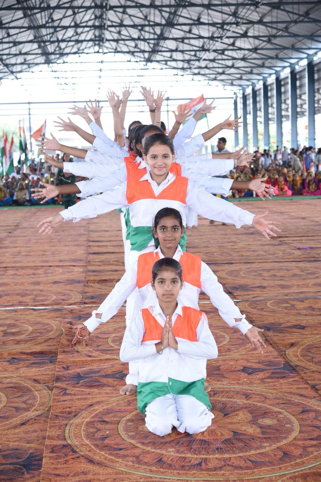 16जेएनडी07: स्वतंत्रता दिवस समारोह में मार्च पास्ट करते हुए मुख्यातिथि सांसद संजय भाटिया। संवा