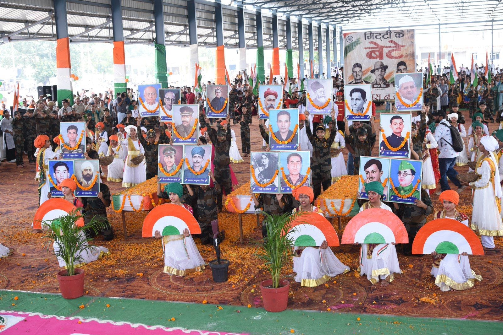 16जेएनडी07: स्वतंत्रता दिवस समारोह में मार्च पास्ट करते हुए मुख्यातिथि सांसद संजय भाटिया। संवा