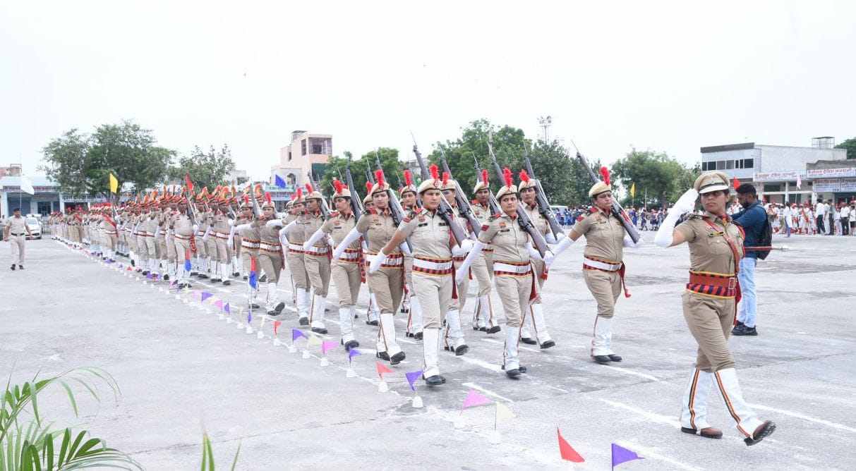 16जेएनडी07: स्वतंत्रता दिवस समारोह में मार्च पास्ट करते हुए मुख्यातिथि सांसद संजय भाटिया। संवा