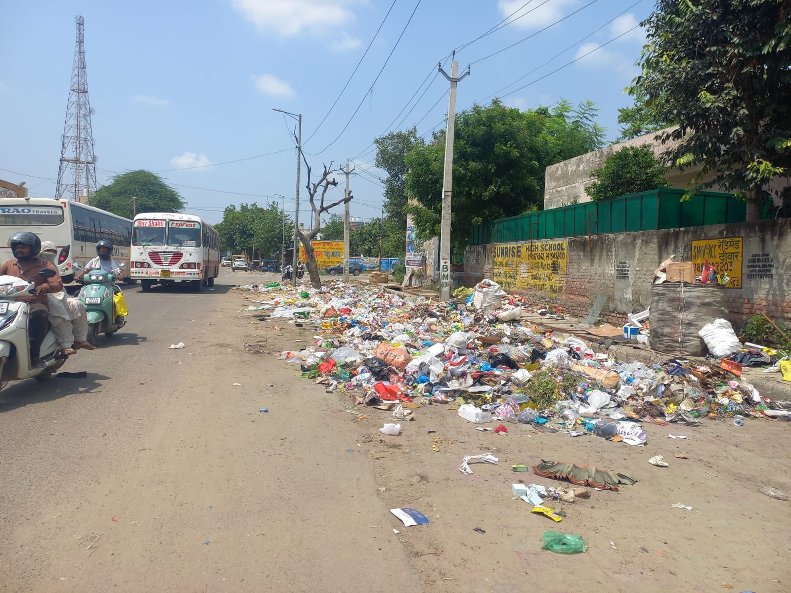 17jjrp02- नगर परिषद कार्यालय में मांगों को लेकर धरना देते सफाई कर्मचारी। संवाद 17jjrp02- नगर परिषद कार्यालय में मांगों को लेकर धरना देते सफाई कर्मचारी। संवाद
