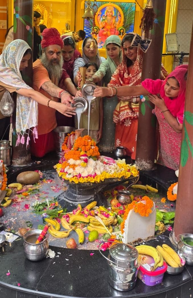 27-वैश्य कॉलेज रोड स्थित शिव मंदिर में श्रावण के तीसरे सोमवार को शिवलिंग पर जल चढ़ाते शिवभक्