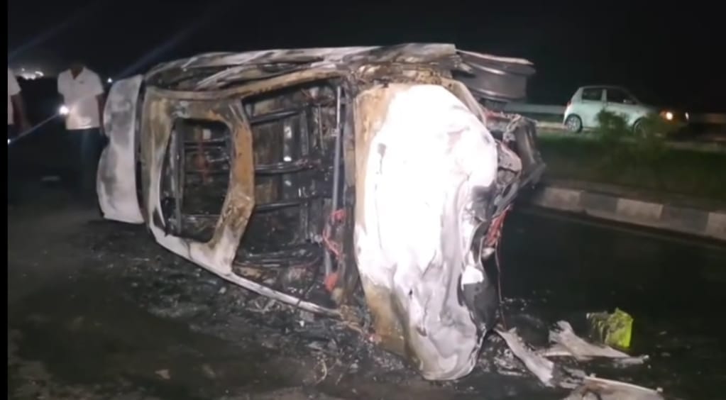 36-ब्राह्मणवास में कार का टायर फटने के बाद पलटने के बाद लगी आग । स्रोत : सोशल मीडिया 36-ब्राह्मणवास में कार का टायर फटने के बाद पलटने के बाद लगी आग । स्रोत : सोशल मीडिया